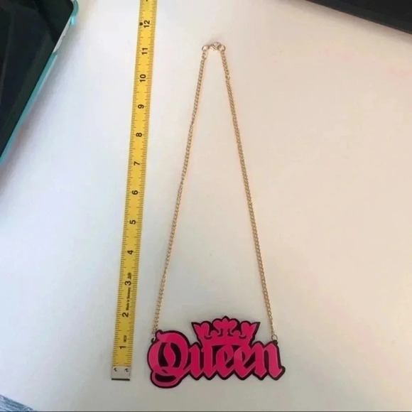 Queen Fun Funny Huge Statement Fan Necklace NWT - Picture 4 of 4